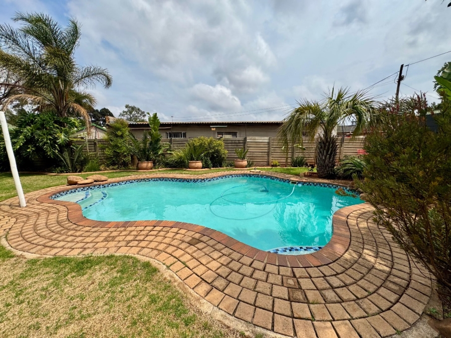 4 Bedroom Property for Sale in Clayville Gauteng