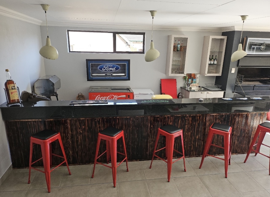 4 Bedroom Property for Sale in Clayville Gauteng