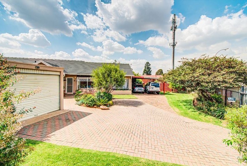 4 Bedroom Property for Sale in Bonaero Park Gauteng