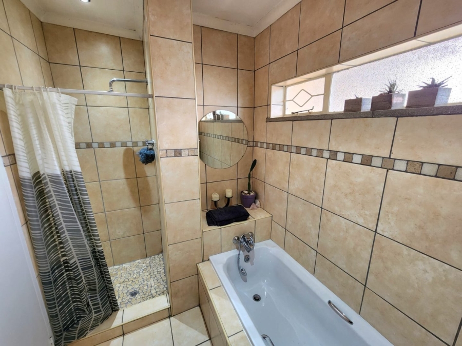 4 Bedroom Property for Sale in Bonaero Park Gauteng