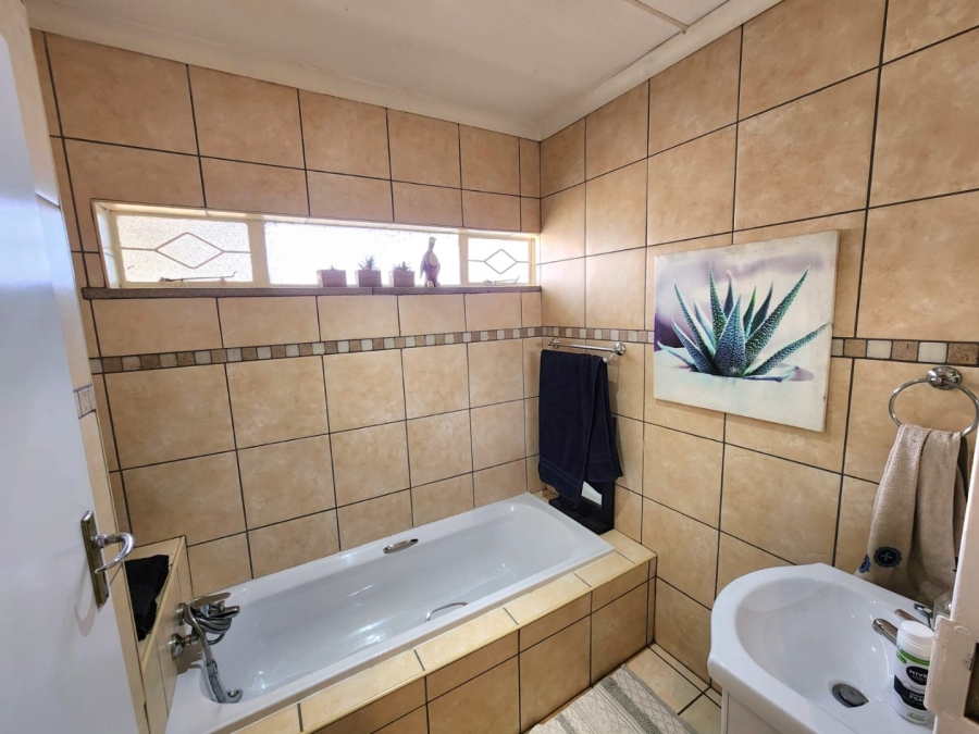 4 Bedroom Property for Sale in Bonaero Park Gauteng