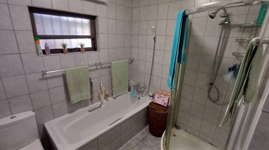 6 Bedroom Property for Sale in Ninapark Gauteng