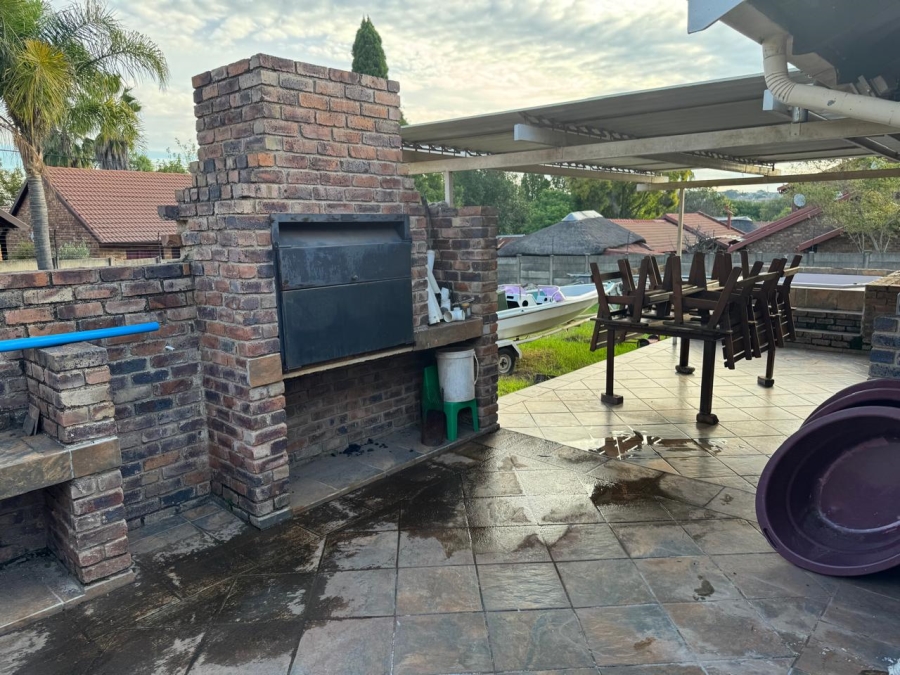 2 Bedroom Property for Sale in The Reeds Gauteng