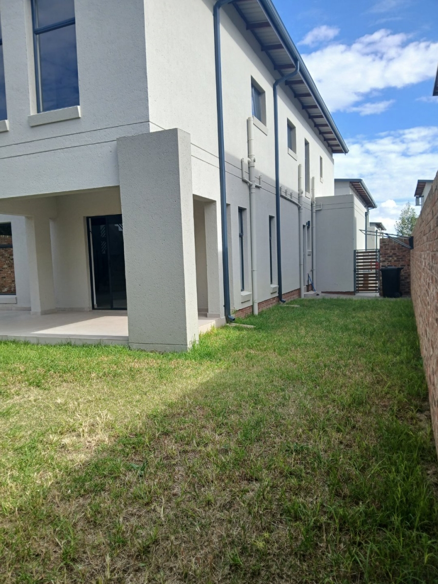 4 Bedroom Property for Sale in Crowthorne AH Gauteng