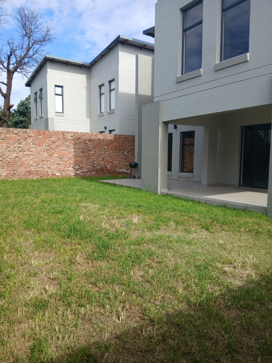 4 Bedroom Property for Sale in Crowthorne AH Gauteng