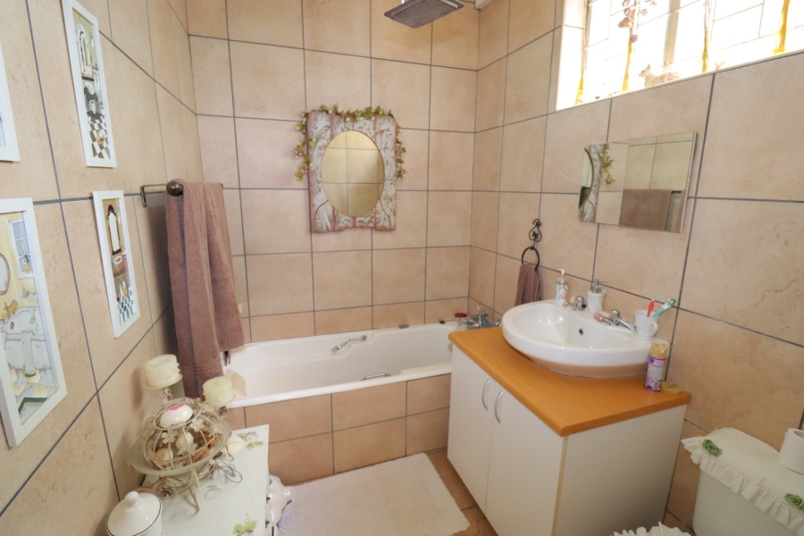 5 Bedroom Property for Sale in Colbyn Gauteng