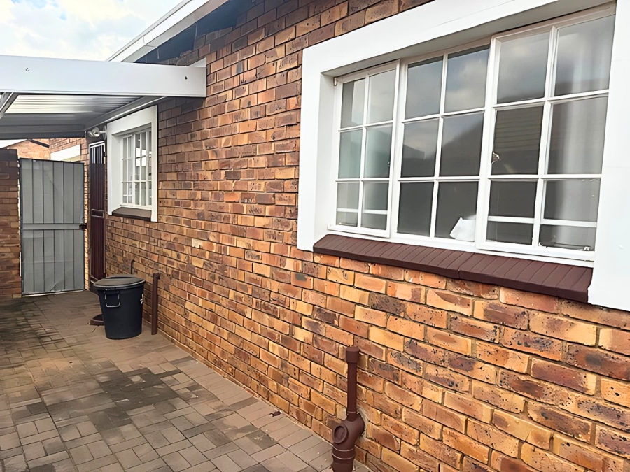 2 Bedroom Property for Sale in Wilro Park Gauteng