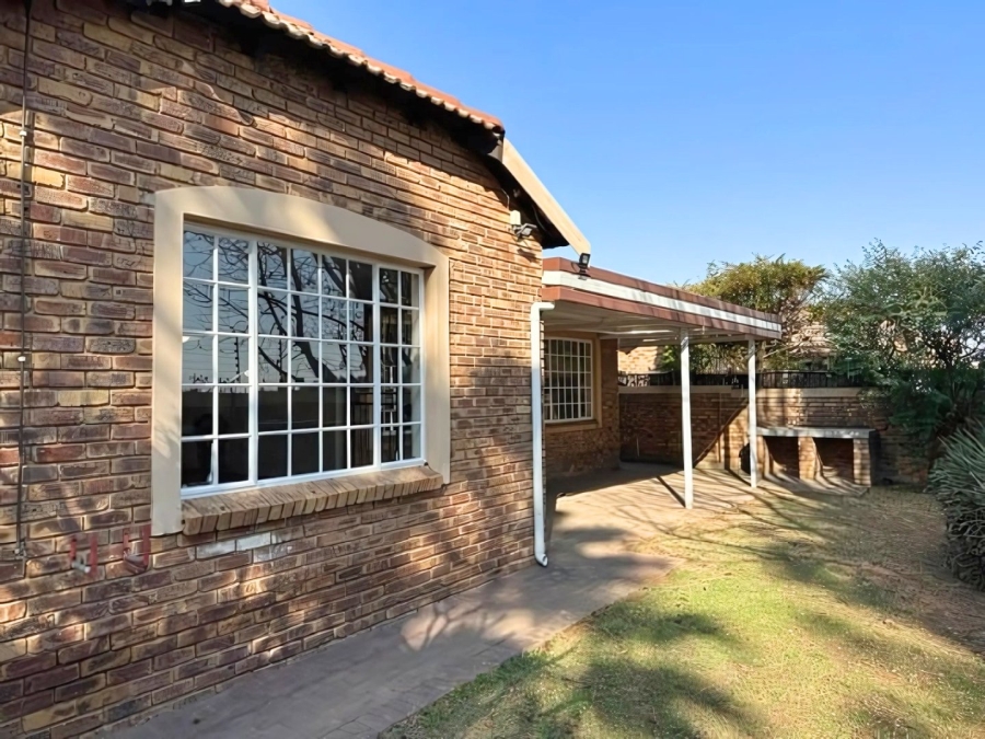 2 Bedroom Property for Sale in Honeydew Manor Gauteng