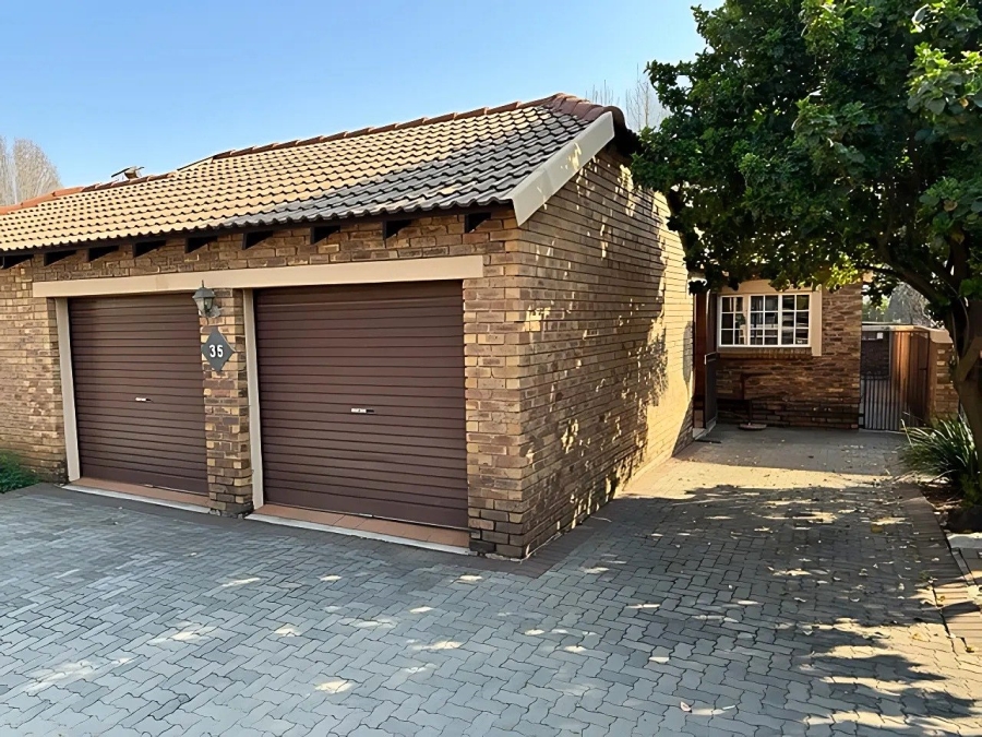2 Bedroom Property for Sale in Honeydew Manor Gauteng