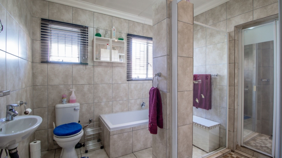 3 Bedroom Property for Sale in Bonaero Park Gauteng