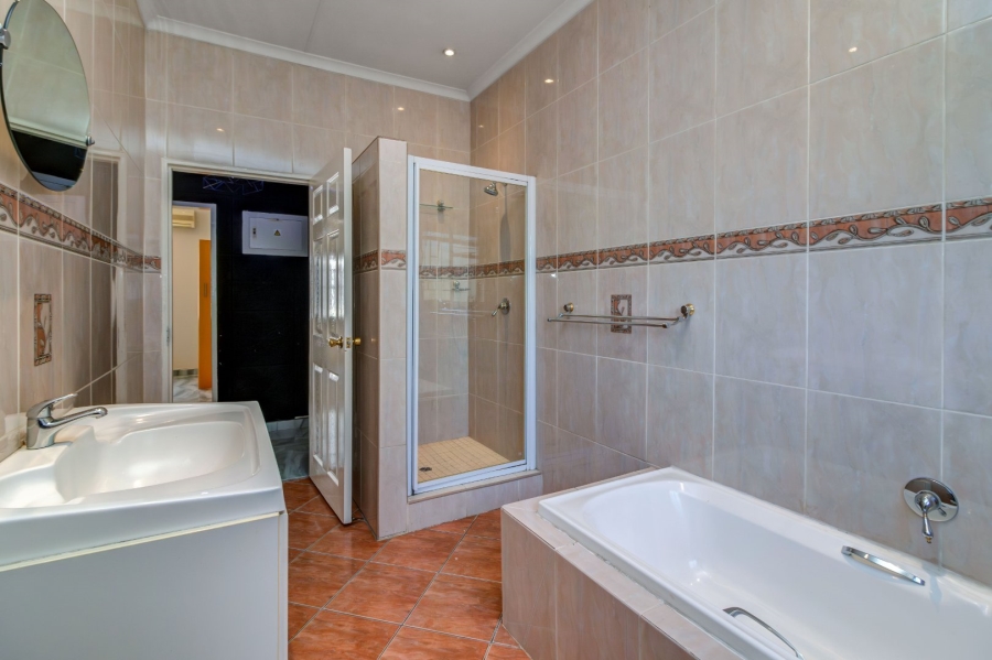5 Bedroom Property for Sale in Douglasdale Gauteng
