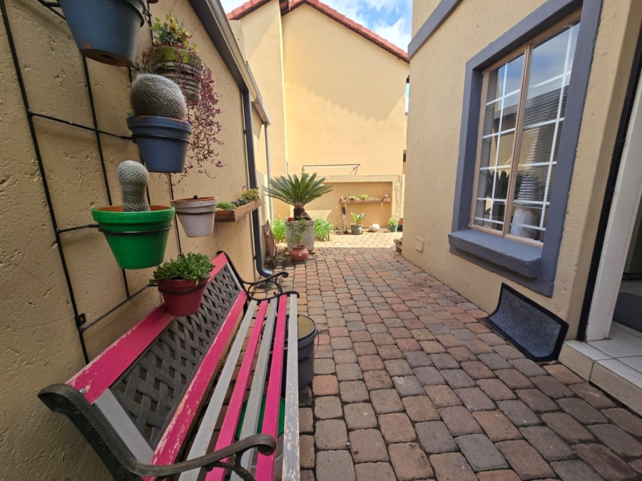 2 Bedroom Property for Sale in Annlin Gauteng