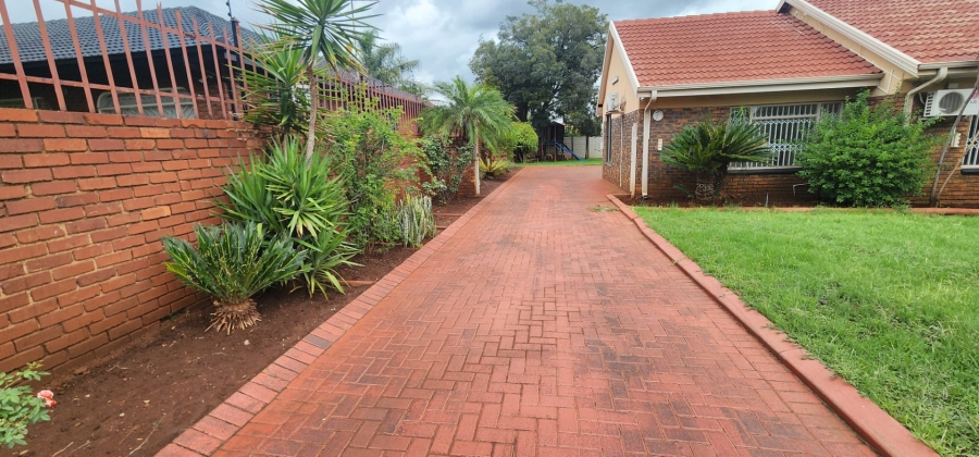 5 Bedroom Property for Sale in Laudium Gauteng