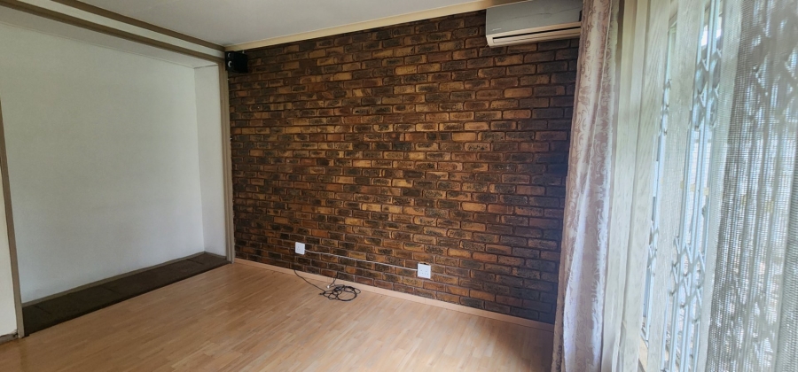5 Bedroom Property for Sale in Laudium Gauteng