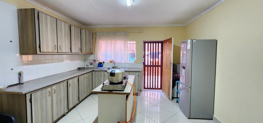 7 Bedroom Property for Sale in Laudium Gauteng