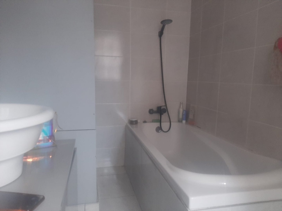 2 Bedroom Property for Sale in Honeydew Grove Gauteng