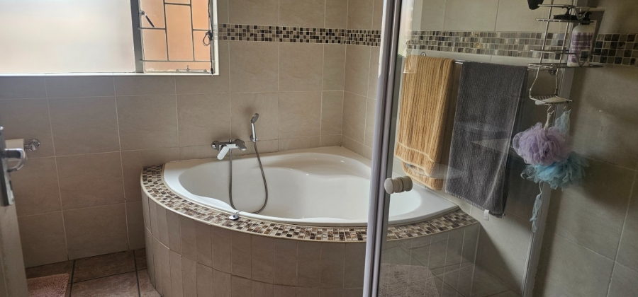 4 Bedroom Property for Sale in Amberfield Gauteng
