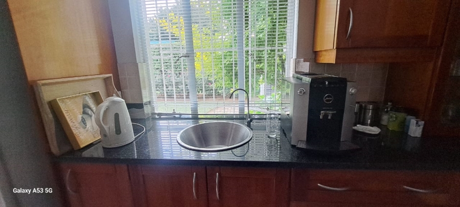 7 Bedroom Property for Sale in Waverley Gauteng