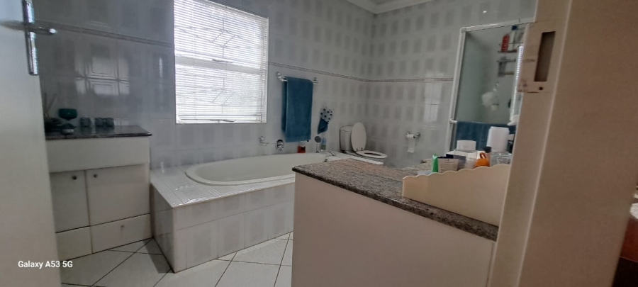 7 Bedroom Property for Sale in Waverley Gauteng