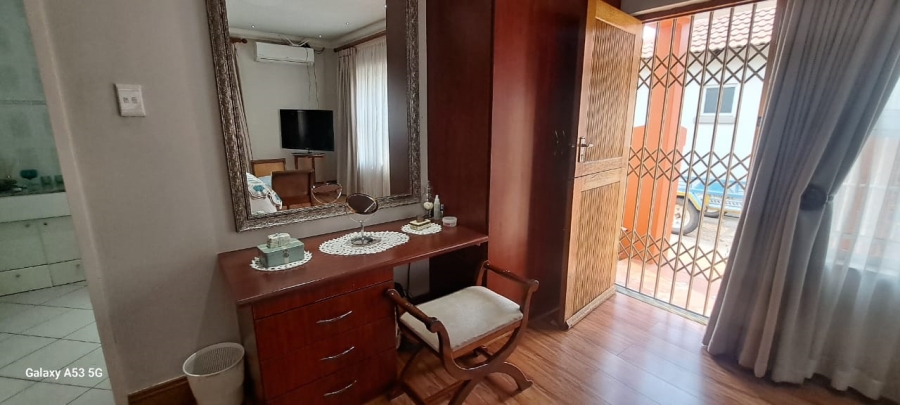 7 Bedroom Property for Sale in Waverley Gauteng