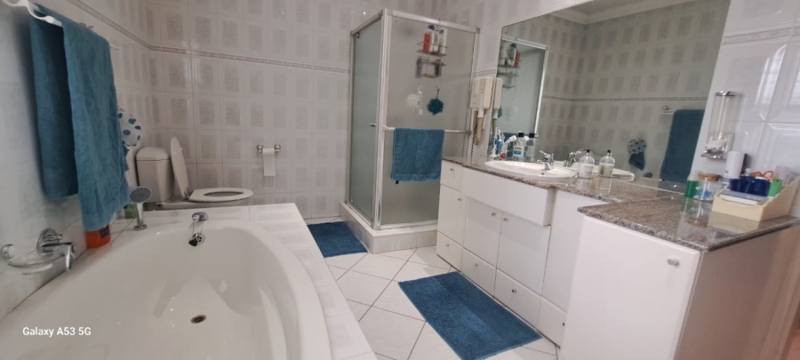 7 Bedroom Property for Sale in Waverley Gauteng