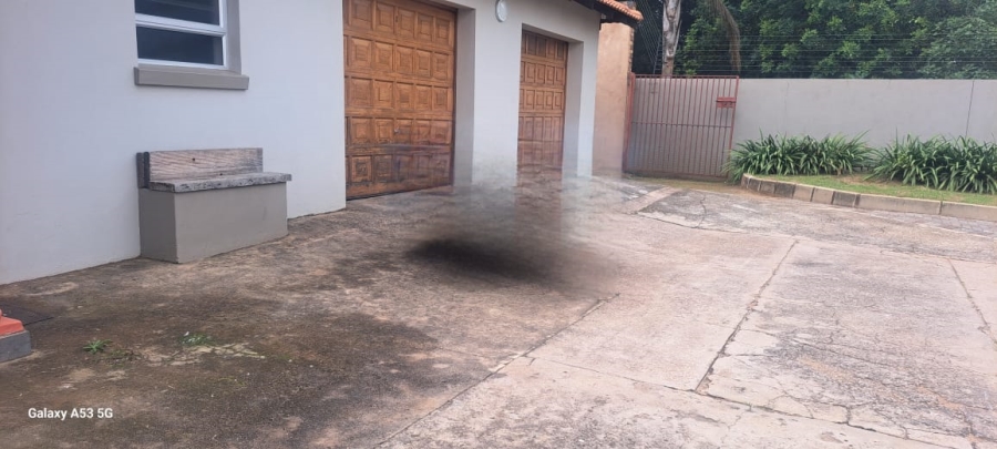 7 Bedroom Property for Sale in Waverley Gauteng