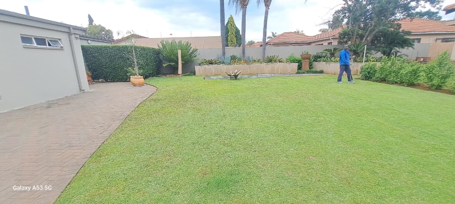 7 Bedroom Property for Sale in Waverley Gauteng