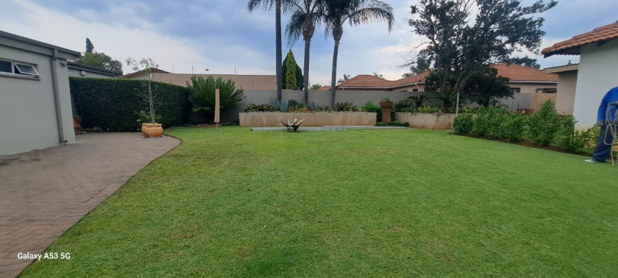 7 Bedroom Property for Sale in Waverley Gauteng