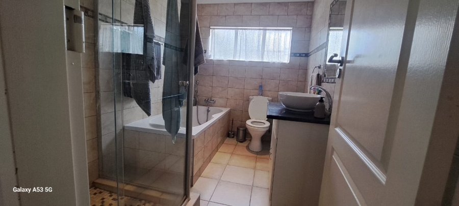 7 Bedroom Property for Sale in Waverley Gauteng
