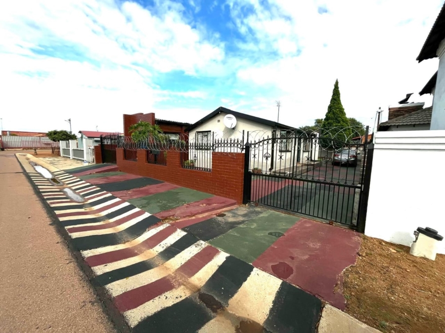 5 Bedroom Property for Sale in Soshanguve H Gauteng