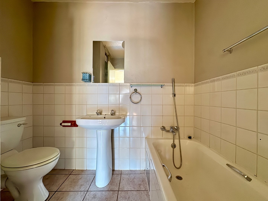 3 Bedroom Property for Sale in Die Hoewes Gauteng