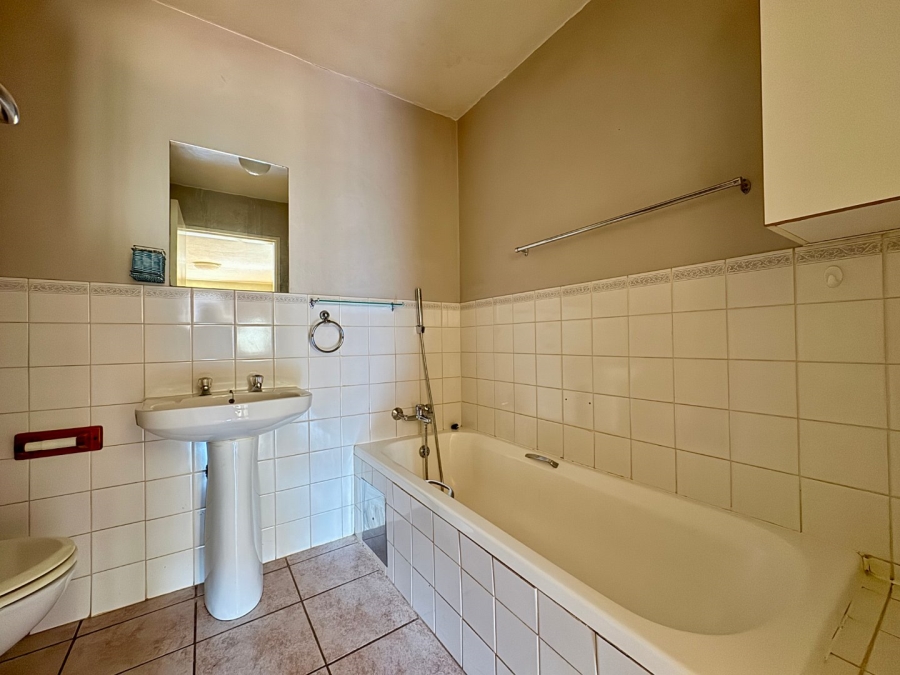 3 Bedroom Property for Sale in Die Hoewes Gauteng