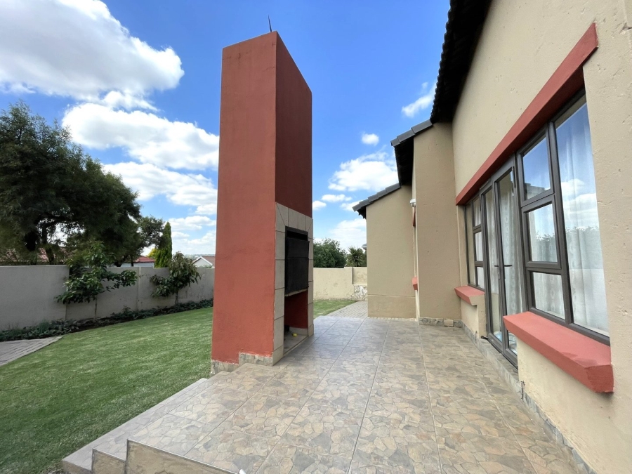 3 Bedroom Property for Sale in Thatchfield Estate Gauteng