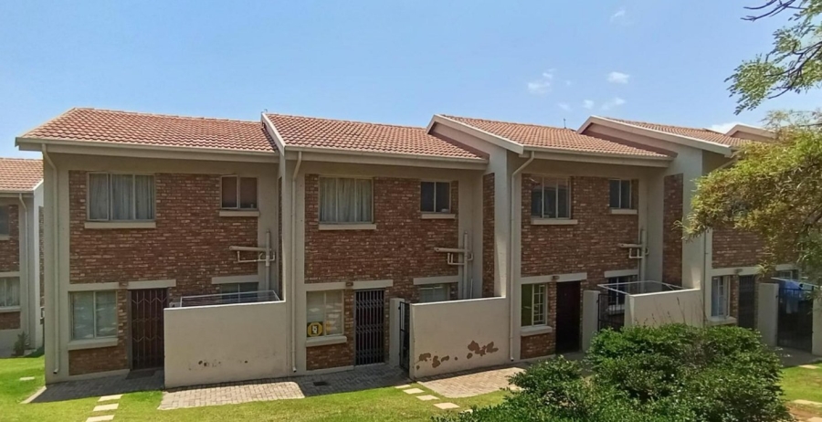2 Bedroom Property for Sale in La Montagne Gauteng