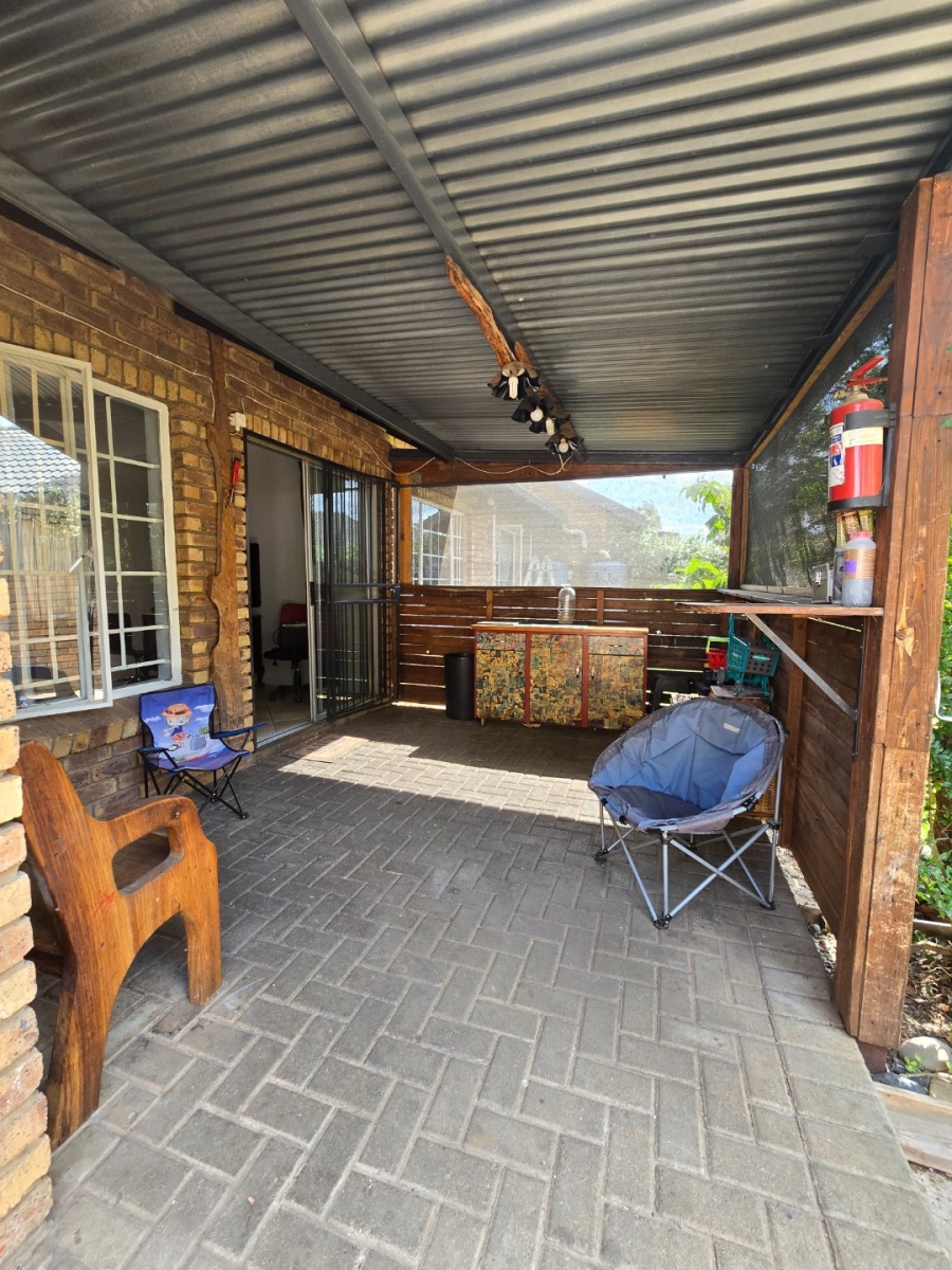2 Bedroom Property for Sale in Rooihuiskraal North Gauteng
