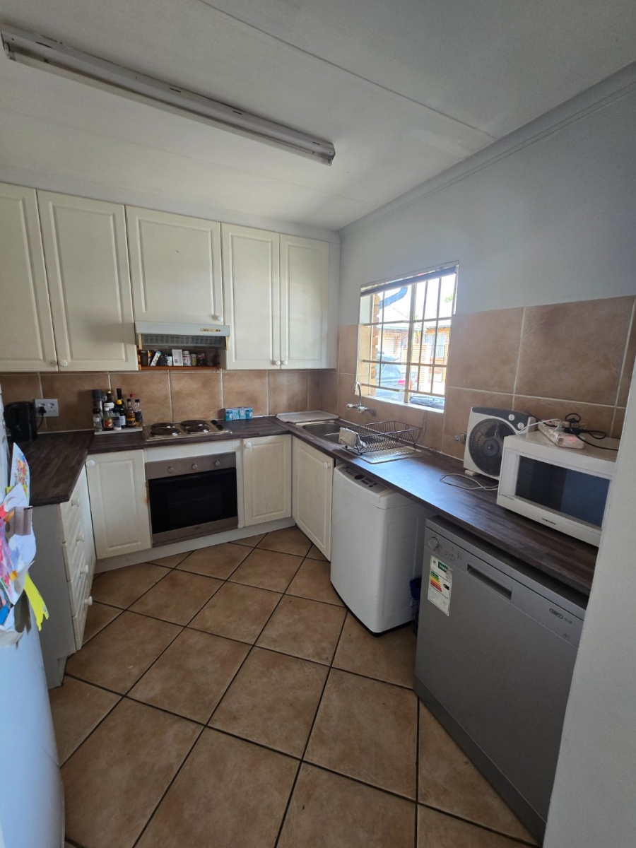 2 Bedroom Property for Sale in Rooihuiskraal North Gauteng
