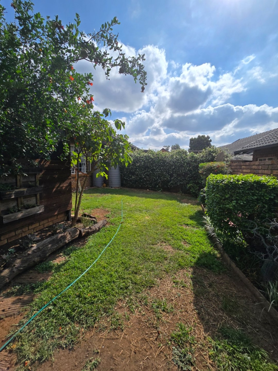 2 Bedroom Property for Sale in Rooihuiskraal North Gauteng