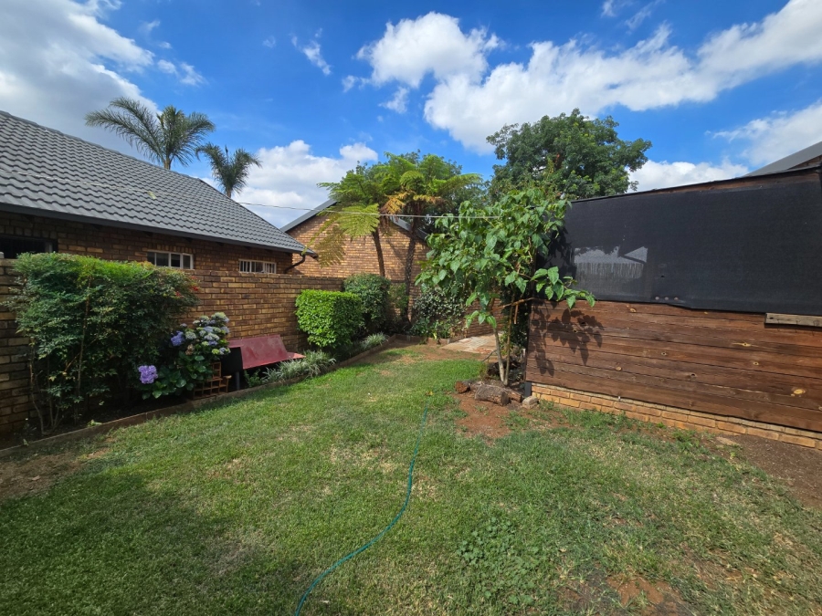 2 Bedroom Property for Sale in Rooihuiskraal North Gauteng
