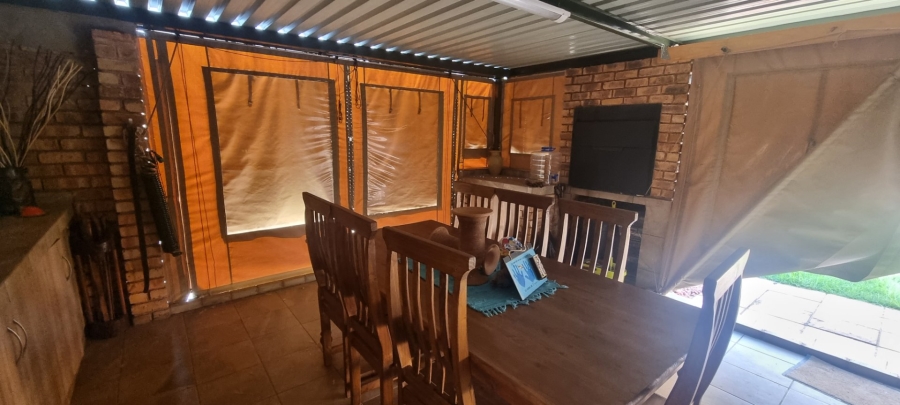 2 Bedroom Property for Sale in Rooihuiskraal North Gauteng