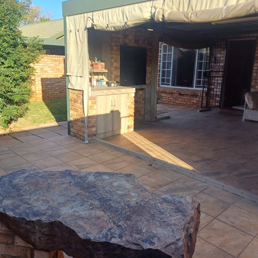 2 Bedroom Property for Sale in Wierdaglen Estate Gauteng
