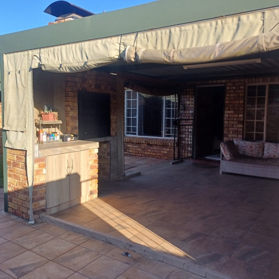 2 Bedroom Property for Sale in Wierdaglen Estate Gauteng
