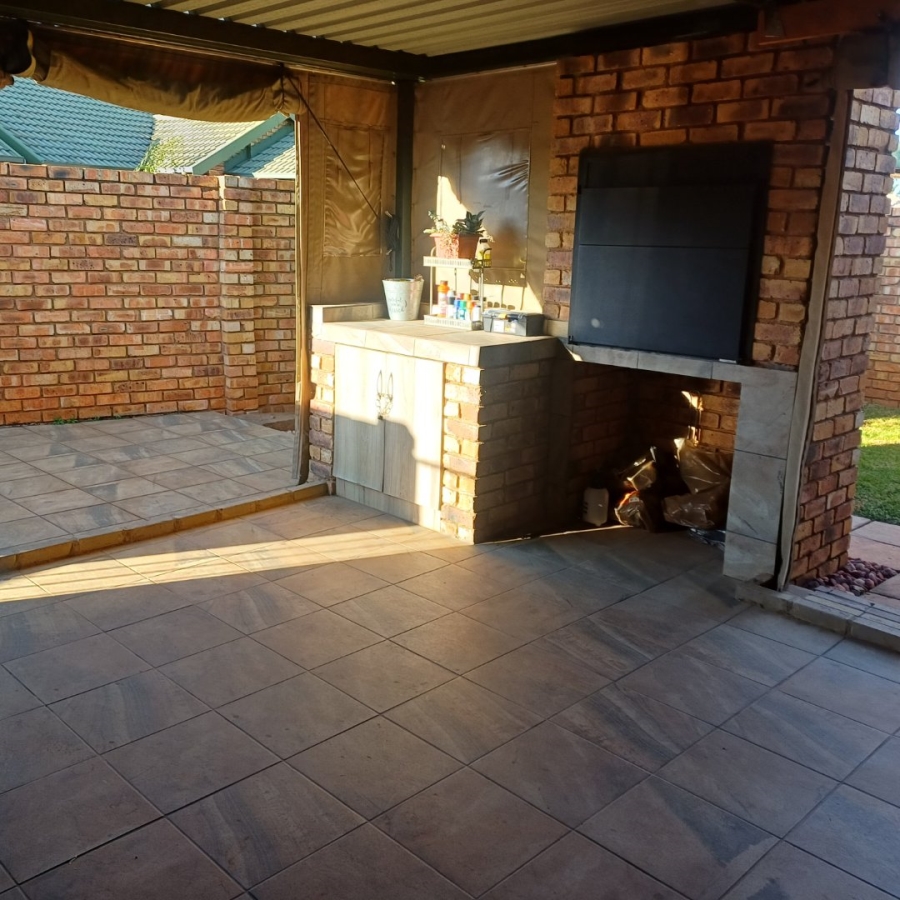 2 Bedroom Property for Sale in Wierdaglen Estate Gauteng