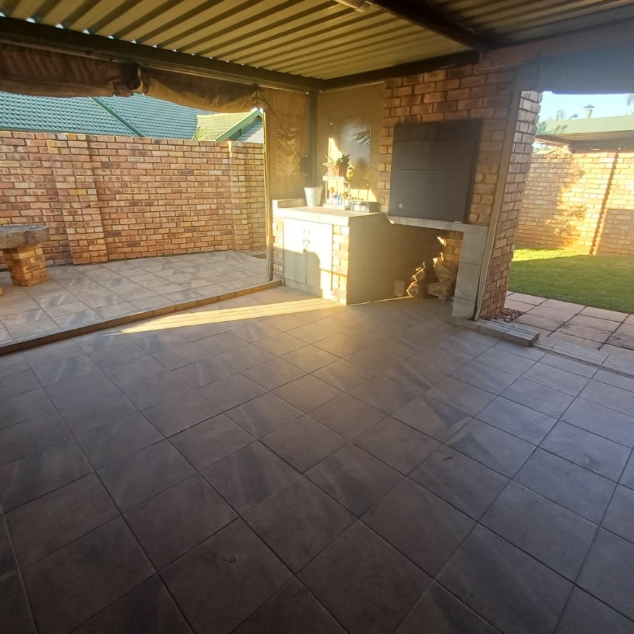 2 Bedroom Property for Sale in Wierdaglen Estate Gauteng