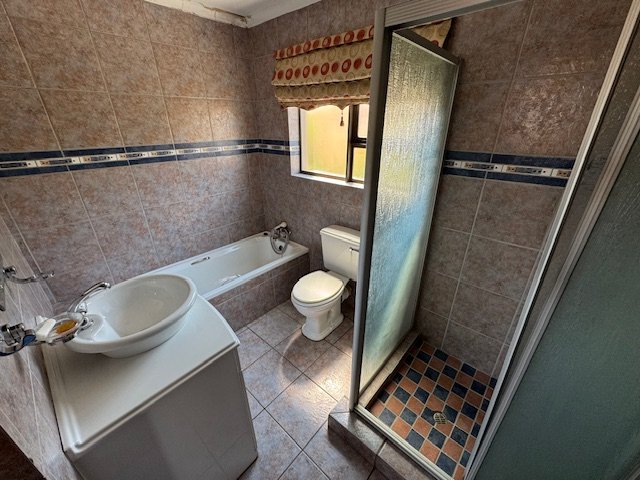 5 Bedroom Property for Sale in Glen Marais Gauteng