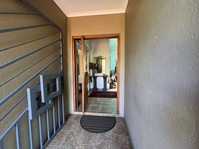 5 Bedroom Property for Sale in Glen Marais Gauteng