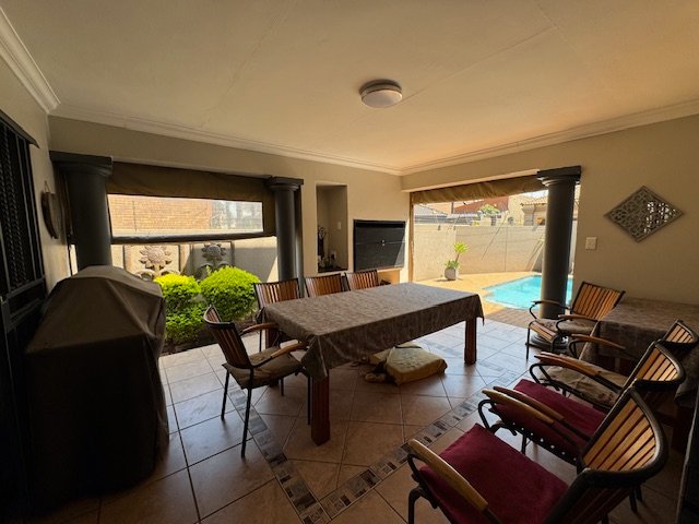 5 Bedroom Property for Sale in Glen Marais Gauteng