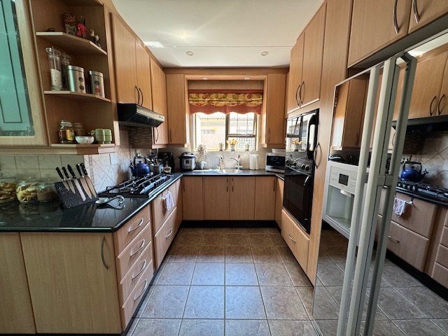 5 Bedroom Property for Sale in Glen Marais Gauteng