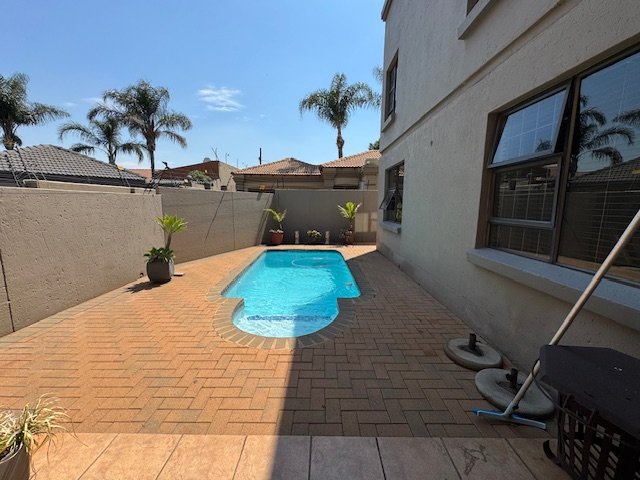 5 Bedroom Property for Sale in Glen Marais Gauteng