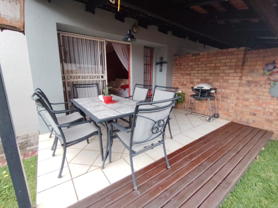 2 Bedroom Property for Sale in Stone Ridge Gauteng