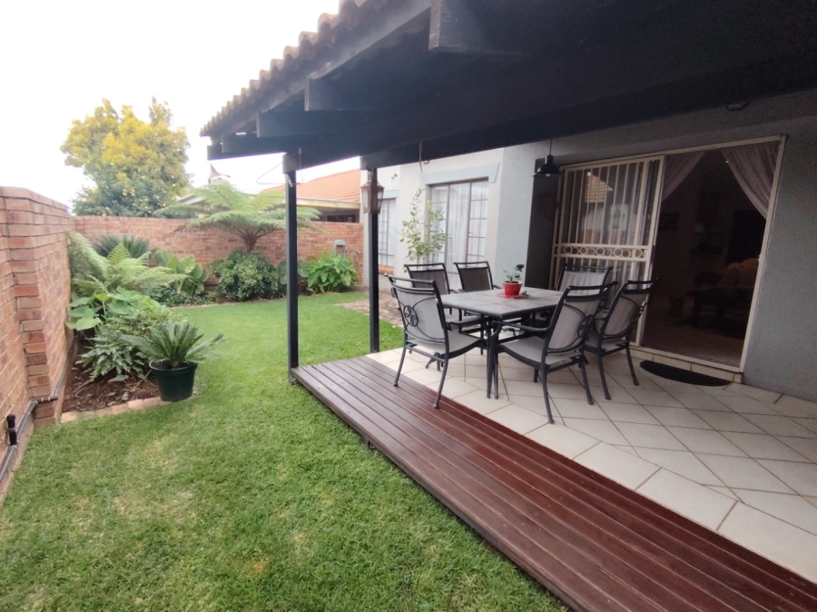 2 Bedroom Property for Sale in Stone Ridge Gauteng